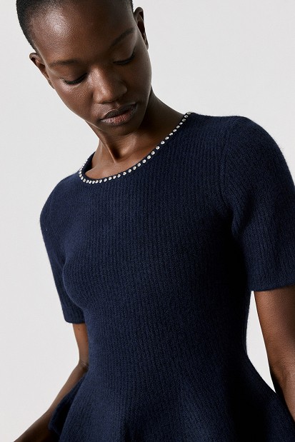 Pulover stil peplum cu decolteu cu pietricele