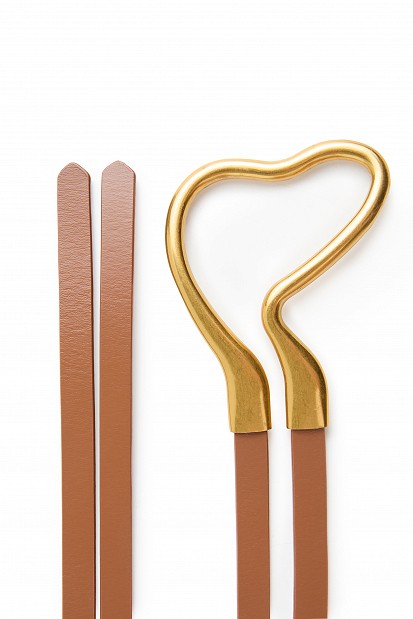Tie belt with a metal buckle