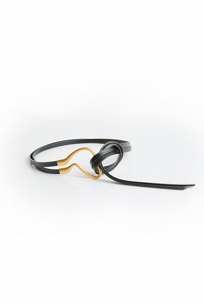 Tie belt with a metal buckle