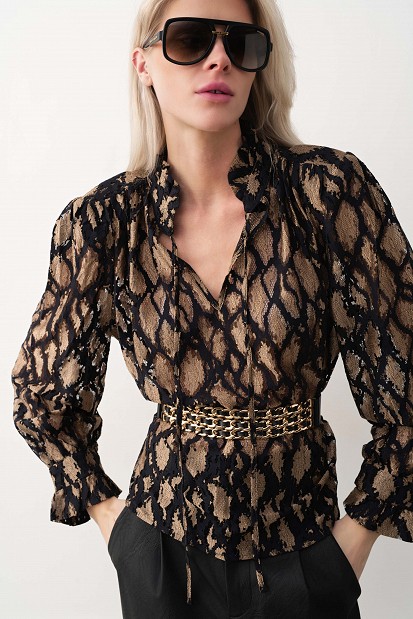 Elasticated belt with chains