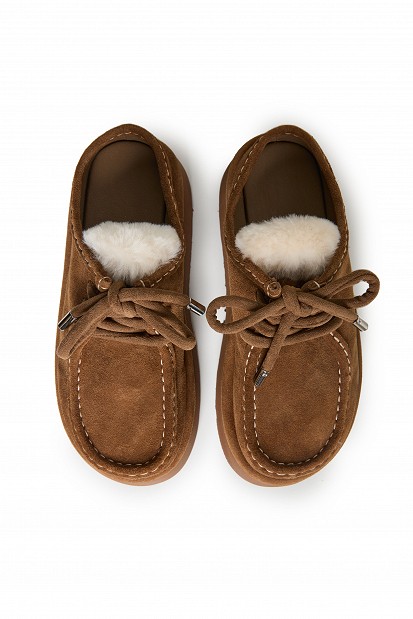 Suede slip-on shoes with faux fur