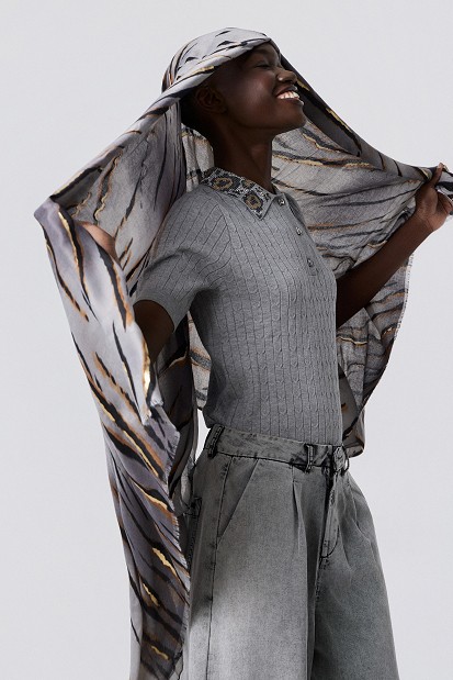 Animal print scarf with gold-tone details