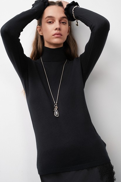 Long necklace with a decorative stone
