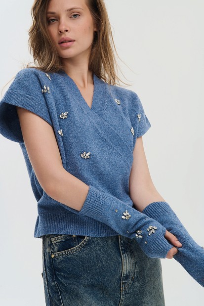 Knitted gloves with decorative stones