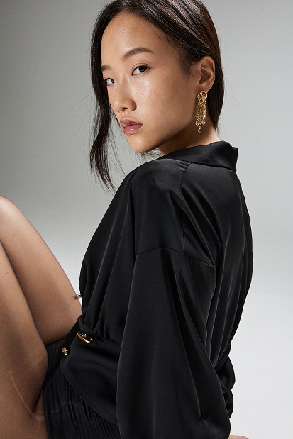 Drop earrings with metal mesh and crystal drops