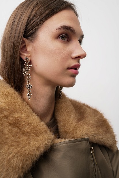 Drop earrings with crystals