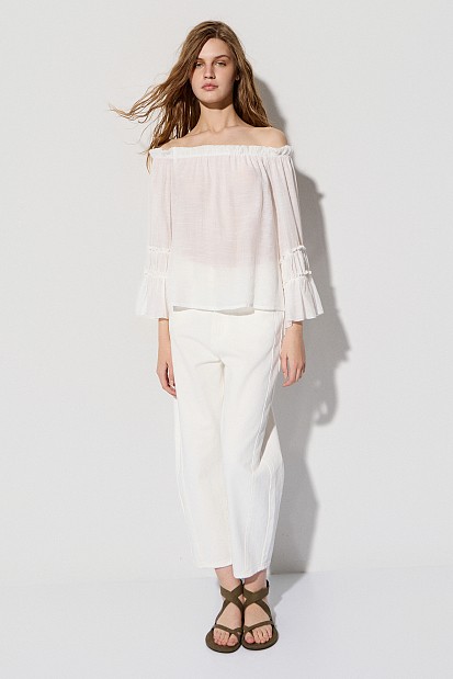 Off-shoulders blouse with ruffles