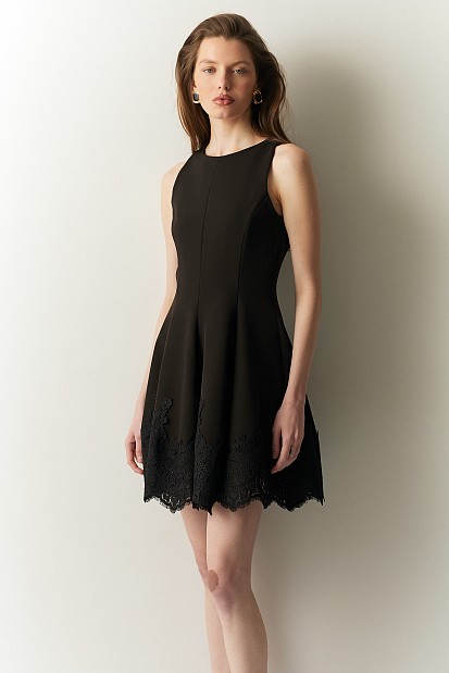 Mini sleeveless dress with lace