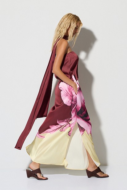 Maxi strapless dress with a floral design