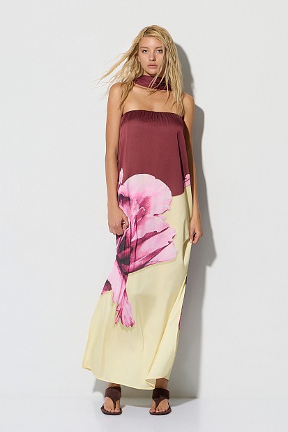 Maxi strapless dress with a floral design