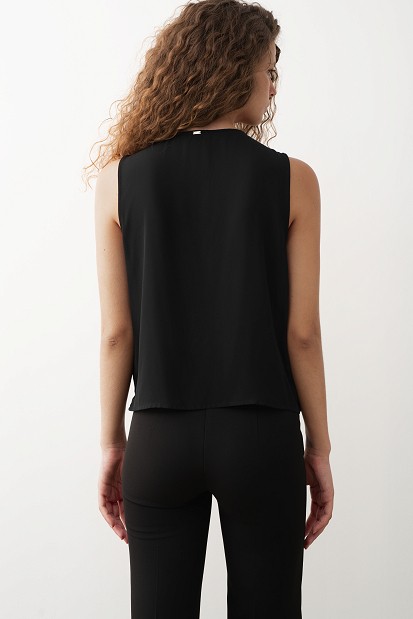Αμάνικη κρουαζέ μπλούζα με κολιέ