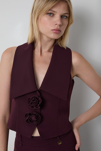 Sleeveless blouse with lapels and floral details