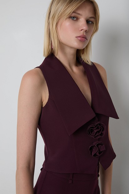 Sleeveless blouse with lapels and floral details