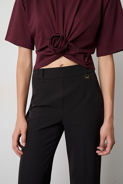 Cropped top with shoulder pads and appliqué flower