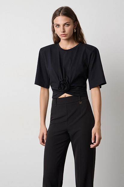 Cropped top with shoulder pads and appliqué flower