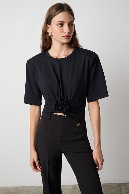 Cropped top with shoulder pads and appliqué flower