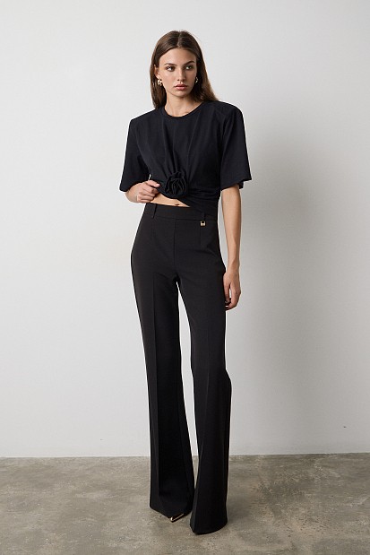Cropped top with shoulder pads and appliqué flower