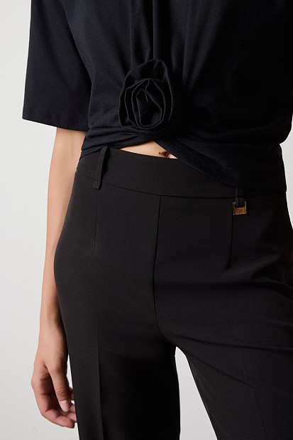 Cropped top with shoulder pads and appliqué flower