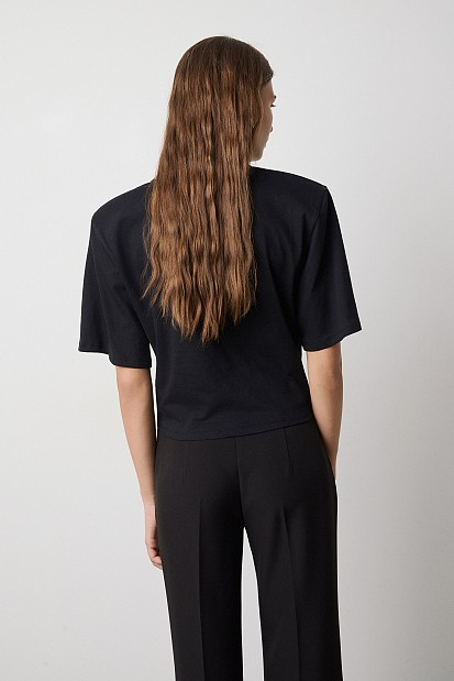 Cropped top with shoulder pads and appliqué flower