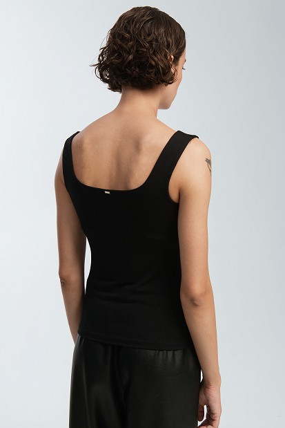 Sleeveless basic bloouse