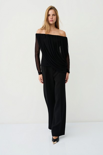 Off-shoulders draped blouse