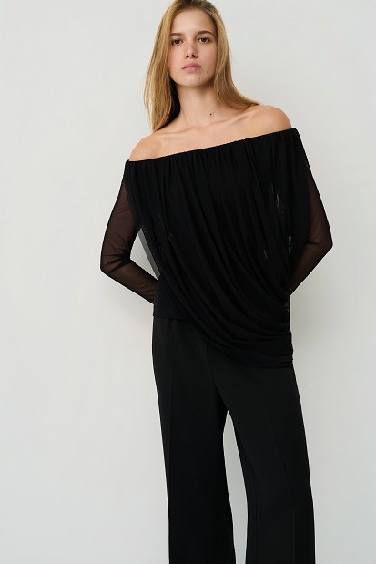 Off-shoulders draped blouse