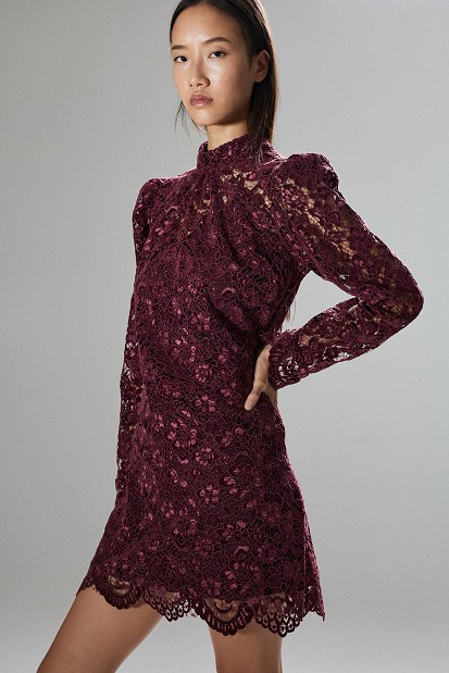 Rochie scurtă cu dantelă și umeri întăriți