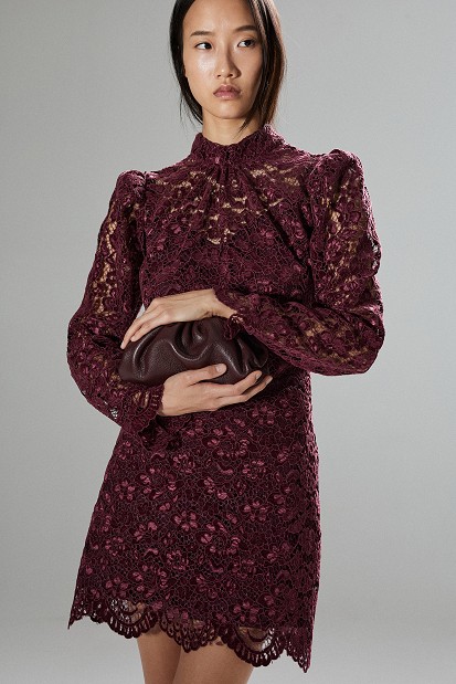 Rochie scurtă cu dantelă și umeri întăriți
