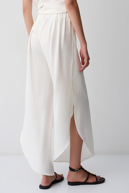 Trousers with side slit details