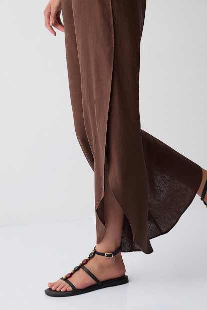 Trousers with side slit details