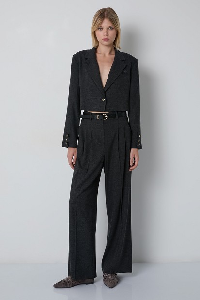 Cropped blazer with decorative pocket