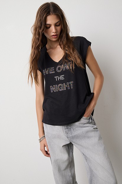 V-neck T-shirt with a printed design