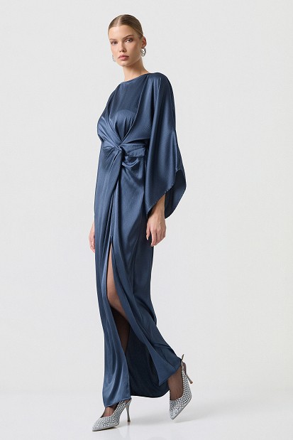 Rochie lungă cu aspect satinat și detaliu încrețit – Gold Label