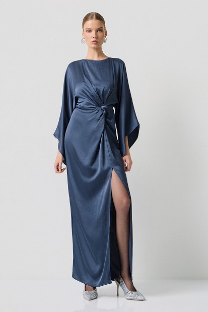 Rochie lungă cu aspect satinat și detaliu încrețit – Gold Label