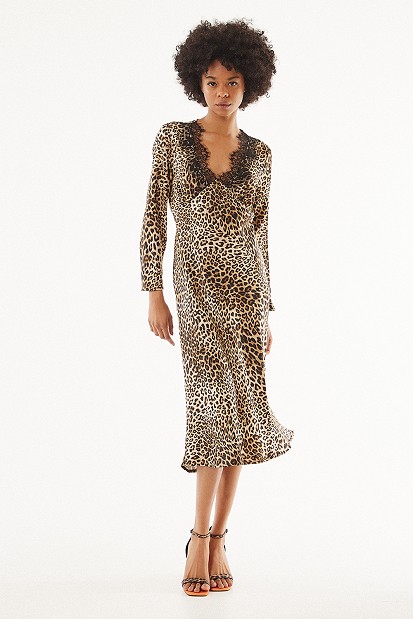 Щампована рокля с леопардов принт от сатен