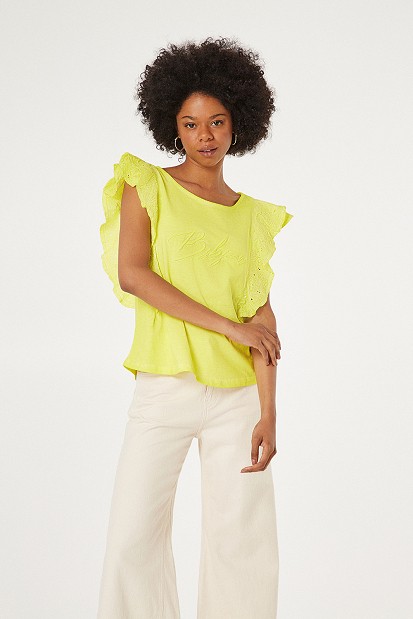 Sleeveless blouse with frills