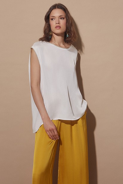 Shortsleeve blouse with satin touch