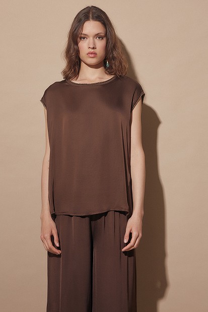 Shortsleeve blouse with satin touch