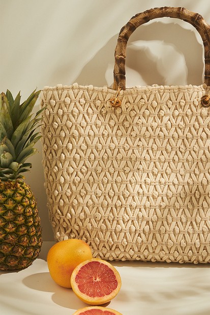 Квадратна чанта с плетен дизайн