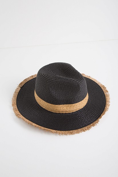 Straw hat with fringes on the panel
