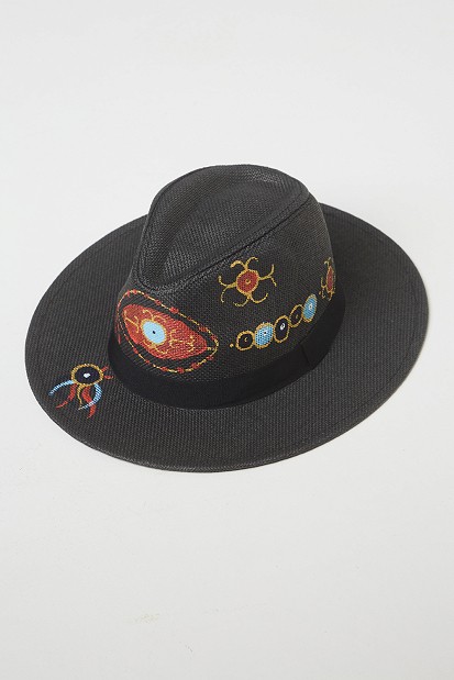 Черна шапка с щампа