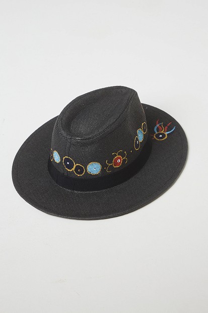 Черна шапка с щампа