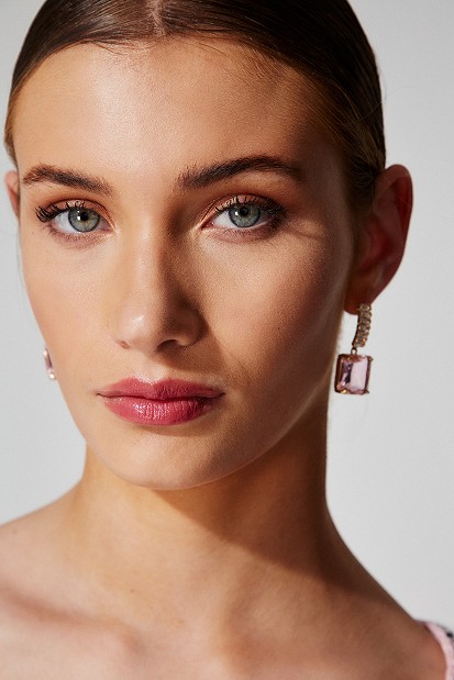 Earrings with shiny stone