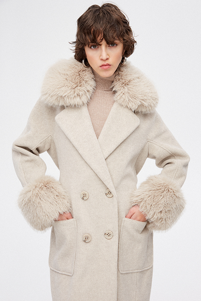 Coat with faux fur on the collar and sleeves