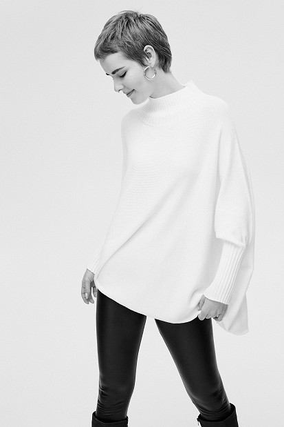 Sweater with asymmetric hemline