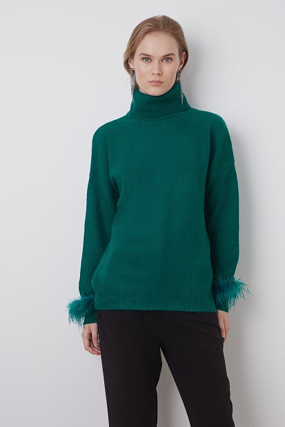 Turtleneck sweater with feathers