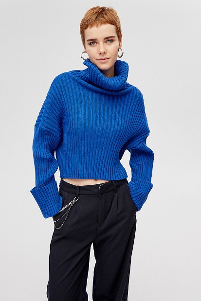 Turtleneck cropped knit sweater