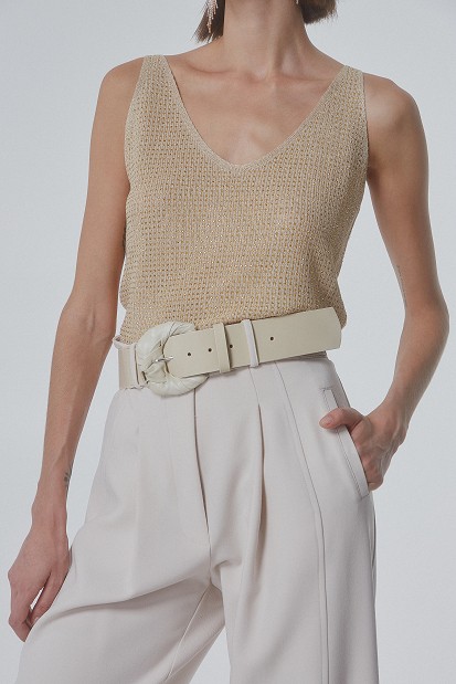 Leather belt with gathered design on the buckle
