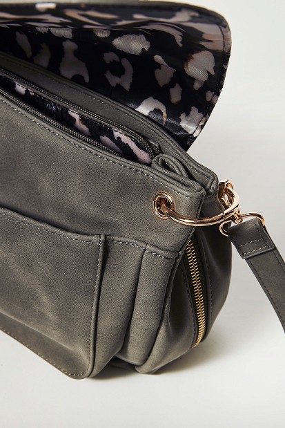 Crossbody bag with inner pockets