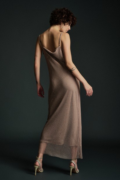 Драпирана рокля с мрежест дизайн